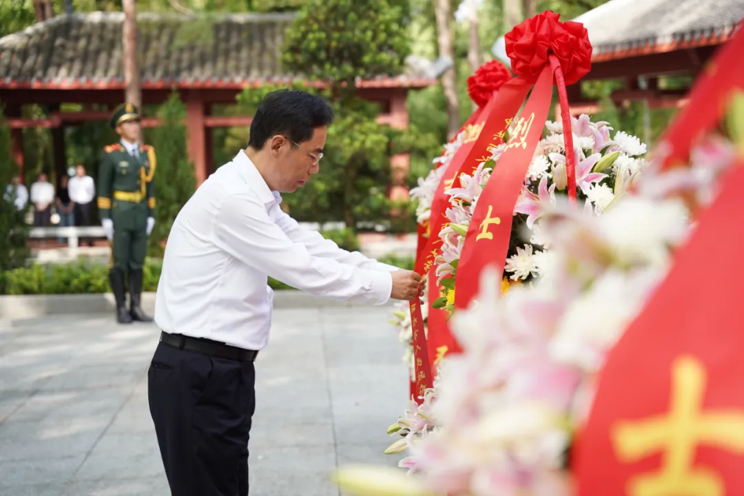 緬懷革命先烈 弘揚(yáng)愛(ài)國(guó)精神我市舉行烈士紀(jì)念日向烈士敬獻(xiàn)花籃儀...